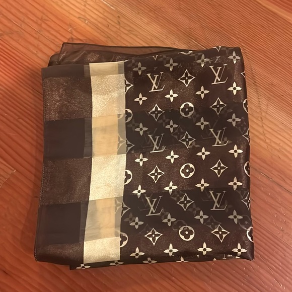 Louis Vuitton monogram silk scarf in mint condition. - Picture 3 of 3